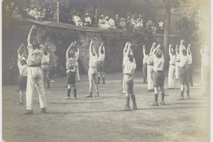 Exercices de gymnastique dans un camp de réfugiés russes
