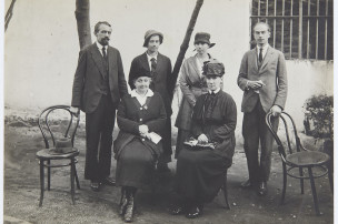 Portrait de groupe de la famille Kousnetoff en extérieur