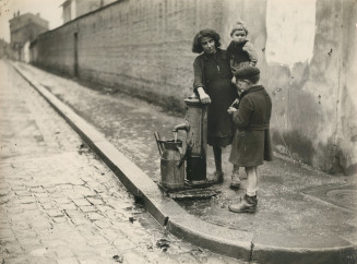 La Zone. Femmes et enfants allant chercher de l’eau à la fontaine.