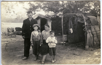 La zone. Famille de zoniers vers 1915