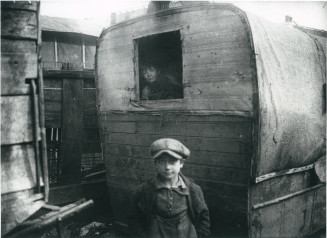 La zone. Enfant devant une roulotte 