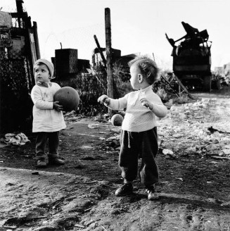 Bidonville de Nanterre, enfants portugais, 1956 © Jean Pottier / Musée national de l'histoire et des cultures de l'immigration