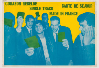 Affiche du groupe de musique Carte de séjour sur laquelle les membres autour de Rachid Taha tendent des cartes de séjour.