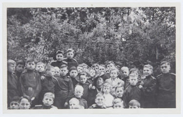 Portrait de groupe en extérieur d'une classe de l'école des cadets de Versailles (collège Nicolas II)