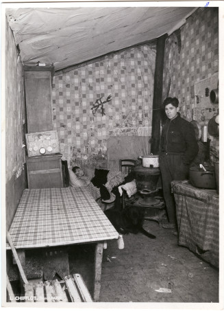 La zone. Vue de l'intérieur d’une baraque de la zone 