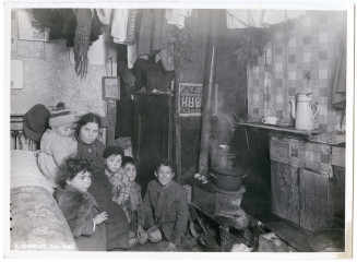 Vue d'un intérieur de baraque de la zone 