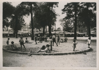 La zone. Square avec des enfants jouant porte de Clignancourt