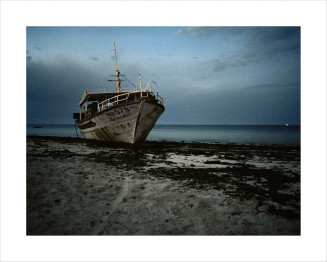 Laetitia Tura, Je suis pas mort, je suis là (titre de la série). Disparitions – bateau échoué. Zarzis, Tunisie, 2012