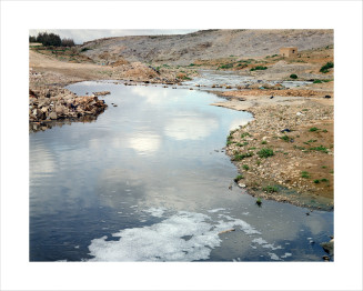 Laetitia Tura, Je suis pas mort, je suis là (titre de la série) : Repères - Smelly water. Vers la frontière marocco-algérienne, 2007. 