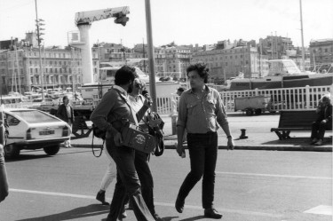 Mustapha Mohammadi et Mogniss H. Abdallah en reportage sur le Vieux port pour le départ de la Marche