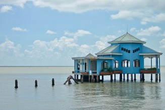 Bâtisse d'un restaurant abandonné situé à la pointe sud du delta du Mékong au Vietnam, une localité dénommée Mui Ca Mau, le 12 octobre 2019. 