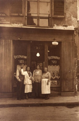 Un groupe d'hommes et de femmes pose devant le restaurant Lanzman situé rue Sainte Croix de la Bretonnerie à Paris, 4ème arrondissement. France, 1930 © Mémorial de la Shoah /C.D.J.C./ M.J.P./ Camille Leschgold