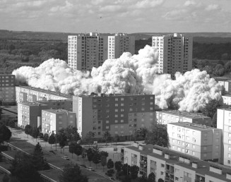 Mathieu Pernot, Le Grand Ensemble : Implosion, Le Meilleur des Mondes, Les Témoins, 2000-2006 © Musée national de l'histoire et des cultures de l'immigration