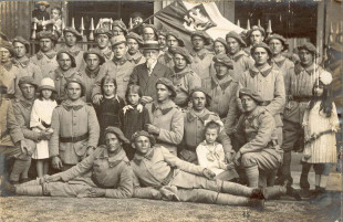 Soldats du 22e régiment d'infanterie de l'armée tchécoslovaque, en 1918, au Palais Royal, entourés de membres de la communauté tchèque de Paris, 1918. © MHC-BDIC/Fonds Cinkl