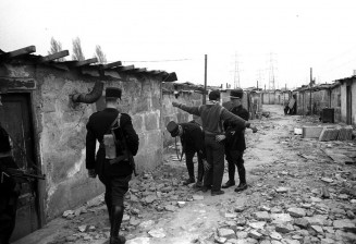 Contrôle d'identité dans le "douar" de Gennevilliers. Extrait de la série "Les Nord- Africains de Paris, 1955". © Pierre Boulat / Cosmos /Musée national de l'histoire et des cultures de l'immigration.
